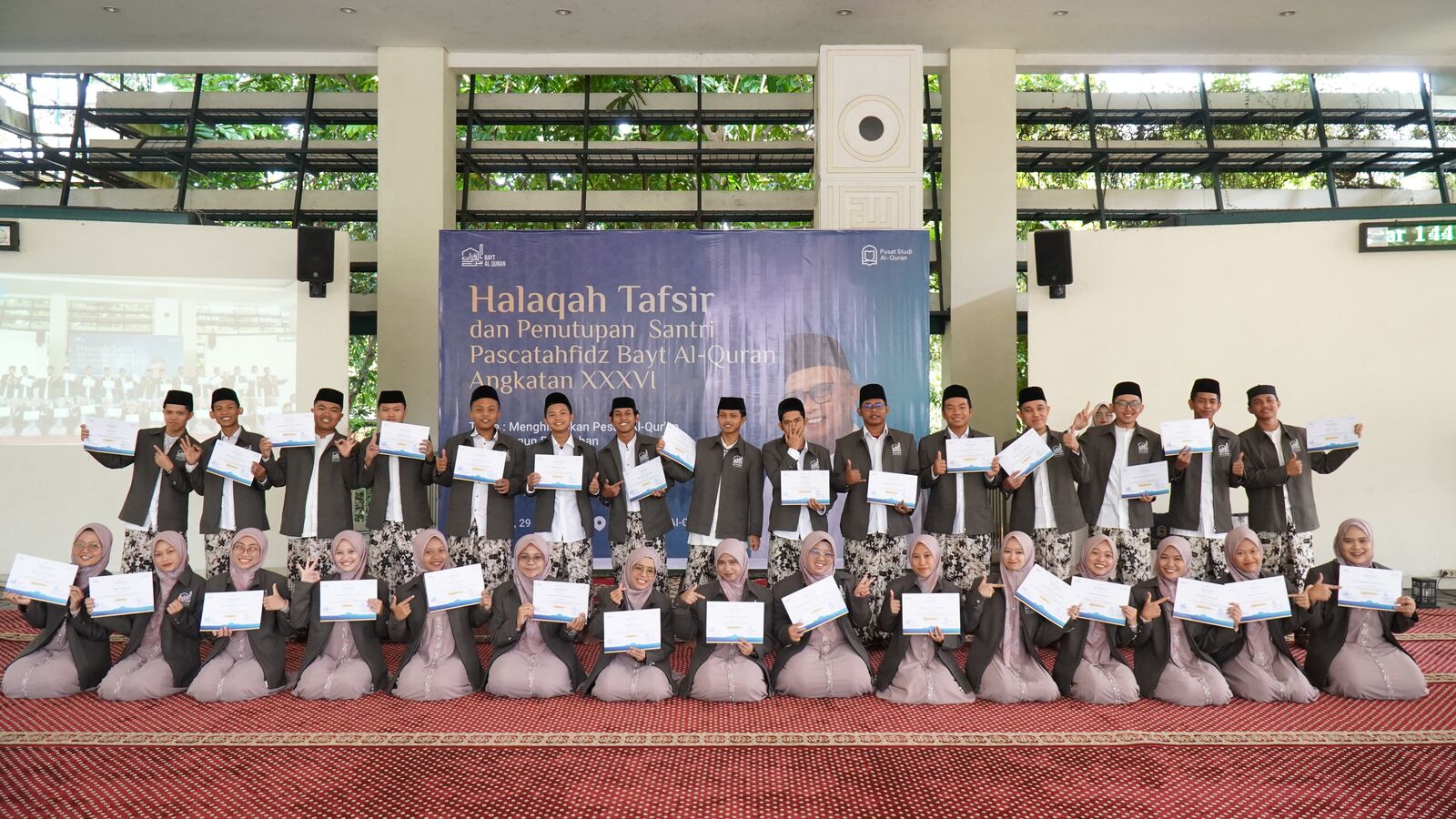 Santri Pascatahfiz Angkatan 36 berfoto bersama sambil memegang sertifikat kelulusan